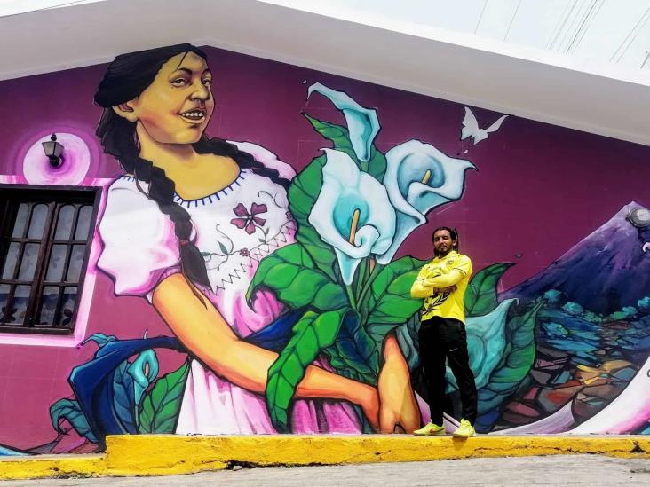 Con increíble mural, maestro xalapeño ‘da vida’ a casas en las Altas Montañas