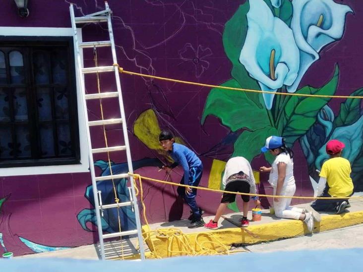 Con increíble mural, maestro xalapeño ‘da vida’ a casas en las Altas Montañas