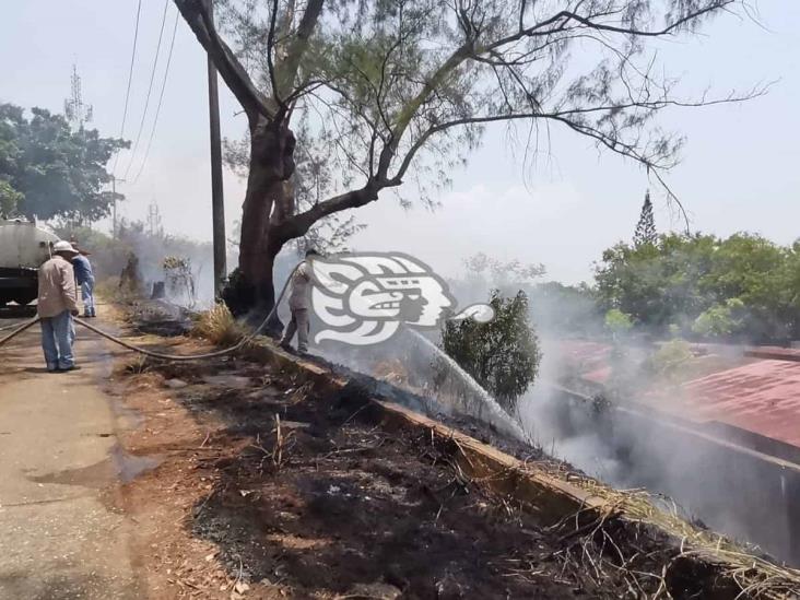 Falta de agua atrasa atención de incendios en Nanchital