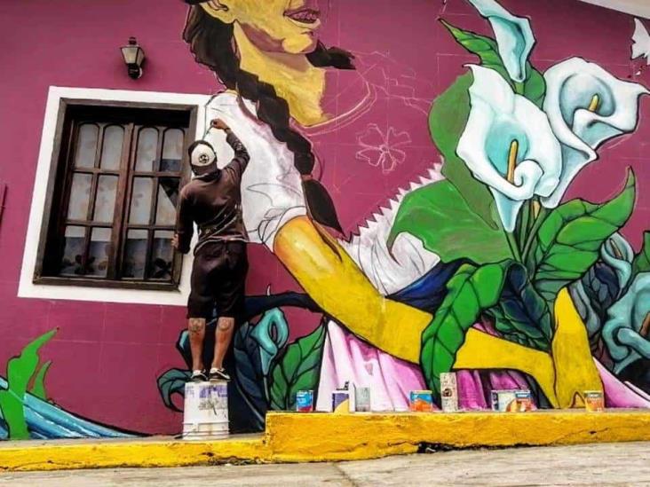 Con increíble mural, maestro xalapeño ‘da vida’ a casas en las Altas Montañas