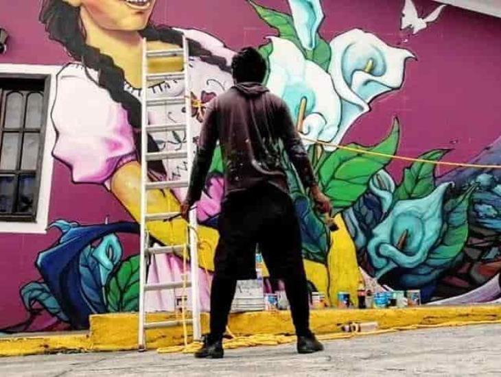 Con increíble mural, maestro xalapeño ‘da vida’ a casas en las Altas Montañas