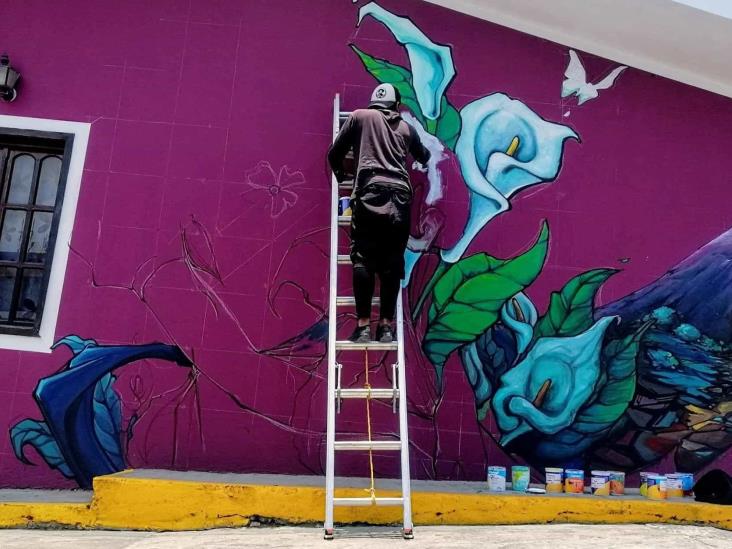 Con increíble mural, maestro xalapeño ‘da vida’ a casas en las Altas Montañas