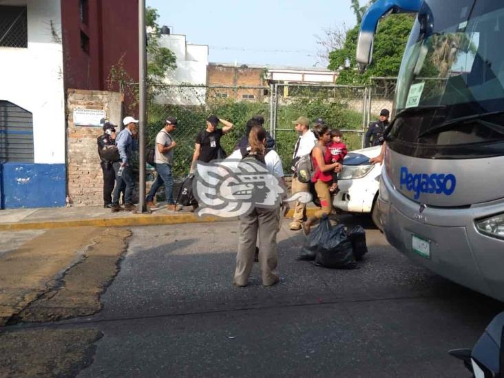 Trasladan a Acayucan a 310 migrantes asegurados en Córdoba; serán repatriados