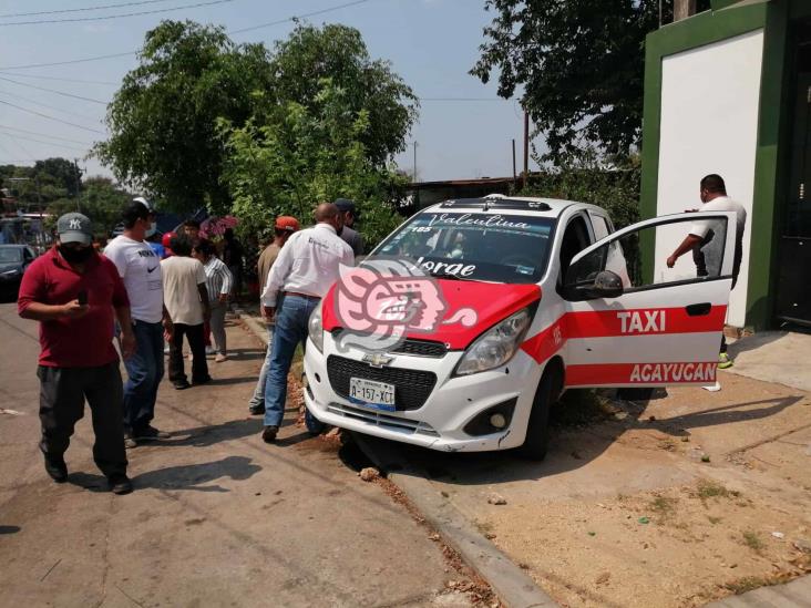 Sicarios interceptan taxi y asesinan a “El Jerry” en Acayucan; ruletero herido