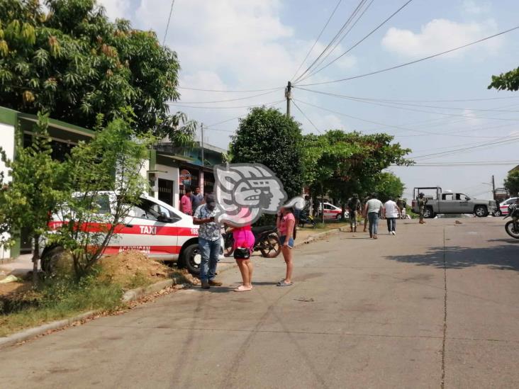 Sicarios interceptan taxi y asesinan a “El Jerry” en Acayucan; ruletero herido