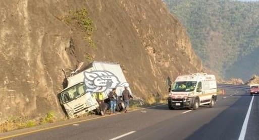 Camión de carga se sale del camino y choca contra cerro en las Cumbres de Maltrata