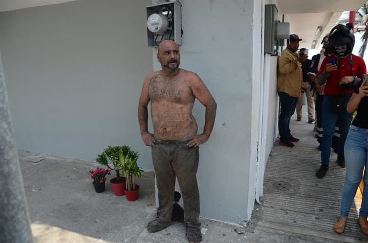 Rescatan a sujeto atrapado en alcantarilla de Veracruz