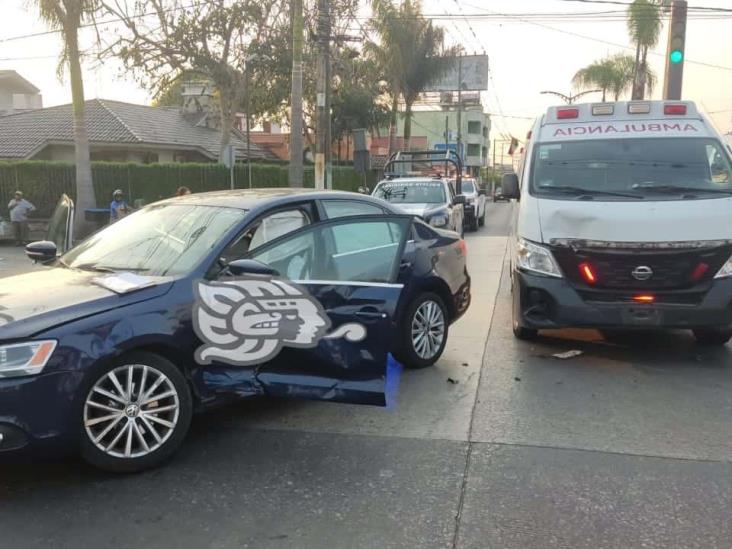 Chocan auto y ambulancia en calles de Córdoba; hay dos paramédicos lesionados