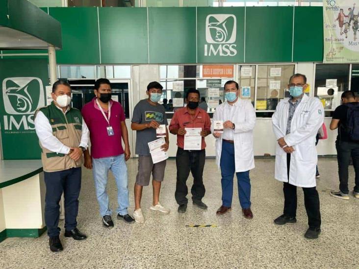 Afilia IMSS a los dos primeros trabajadores guatemaltecos que recibirán seguro social