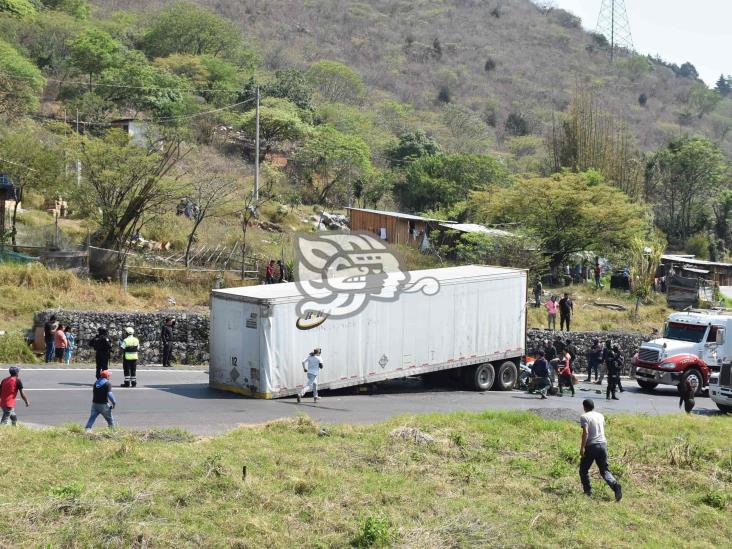 Rapiñeros roban toda la carga de un tráiler en Nogales, tras desprenderse caja