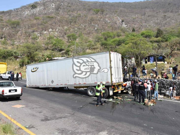 Rapiñeros roban toda la carga de un tráiler en Nogales, tras desprenderse caja