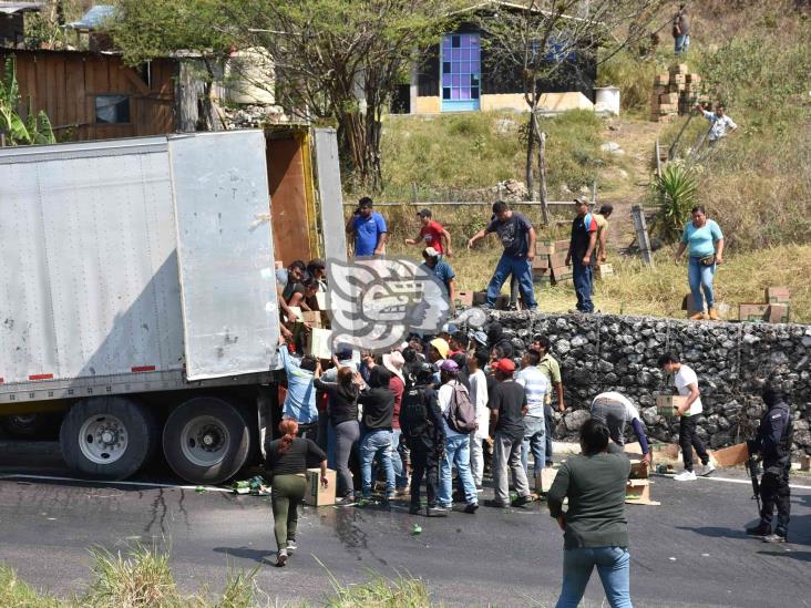 Rapiñeros roban toda la carga de un tráiler en Nogales, tras desprenderse caja