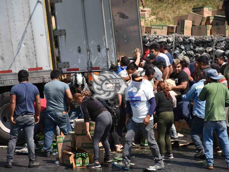 Rapiñeros roban toda la carga de un tráiler en Nogales, tras desprenderse caja