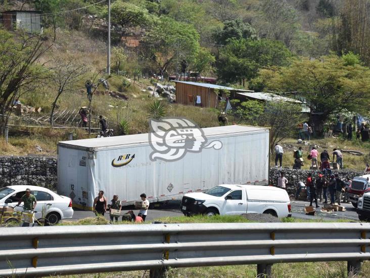 Rapiñeros roban toda la carga de un tráiler en Nogales, tras desprenderse caja