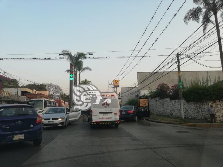 Chocan auto y ambulancia en calles de Córdoba; hay dos paramédicos lesionados