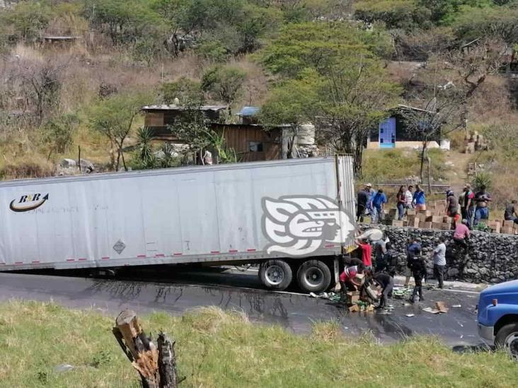 Rapiñeros roban toda la carga de un tráiler en Nogales, tras desprenderse caja