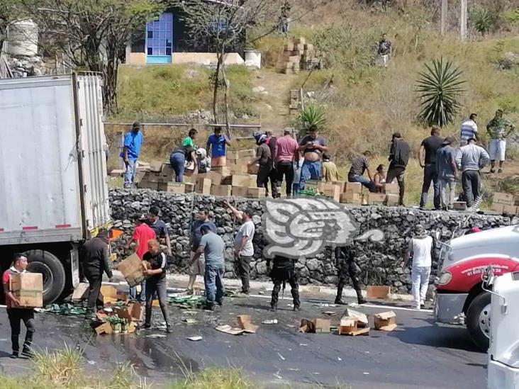 Rapiñeros roban toda la carga de un tráiler en Nogales, tras desprenderse caja