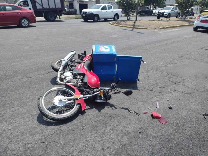 Repartidor se estrella con su moto contra camioneta en la colonia Los Pinos