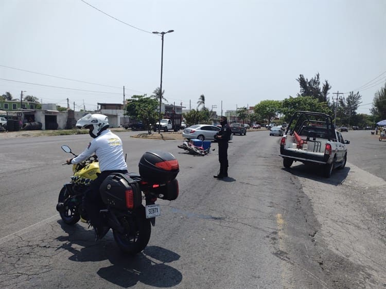 Repartidor se estrella con su moto contra camioneta en la colonia Los Pinos