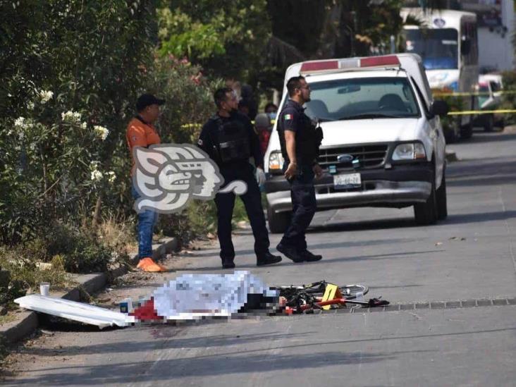 Ciclista es arrollado por cobarde sujeto en colonia de Xalapa