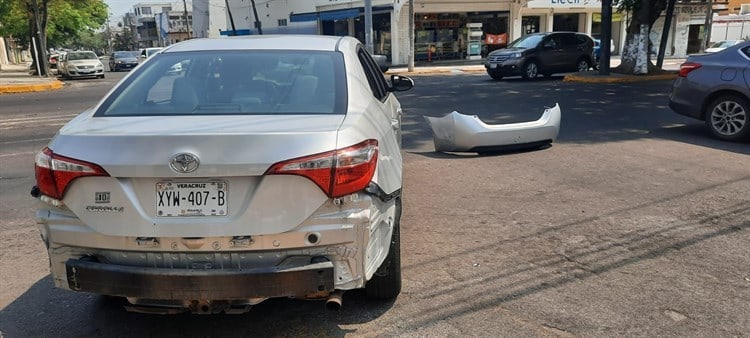 Por no respetar la luz del semáforo, provoca accidente en calles de Veracruz