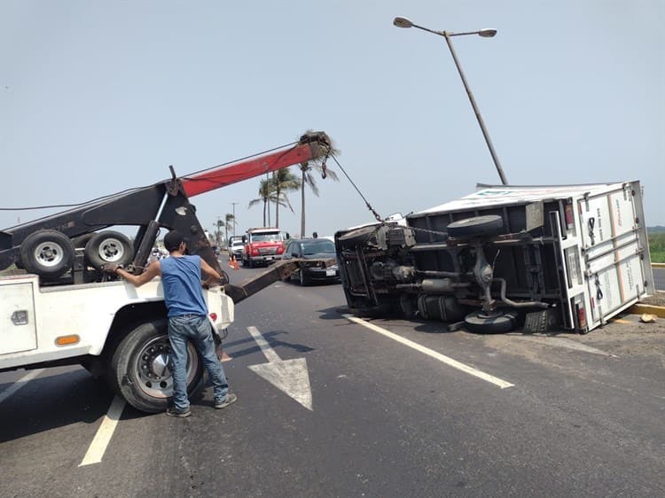 Pierde el control del volante y se accidenta en la carretera Veracruz - Xalapa