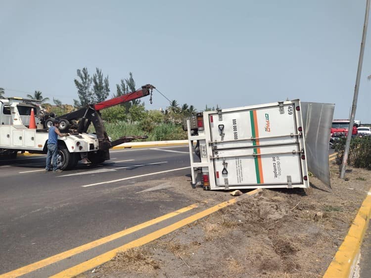 Pierde el control del volante y se accidenta en la carretera Veracruz - Xalapa