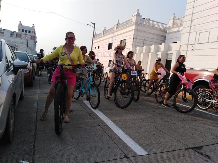Mujeres ciclistas realizaron una rodada en el puerto de Veracruz