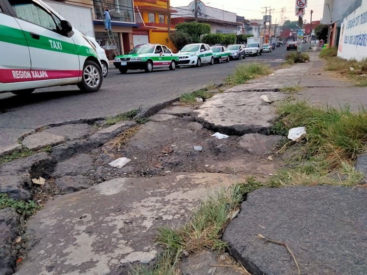 Fugas de agua generan baches en calle Manuel C. Tello de Xalapa; urgen reparación