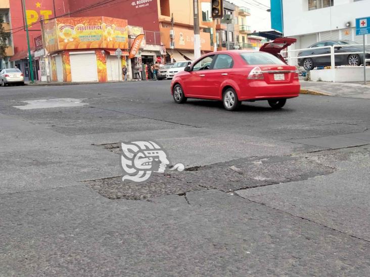 Fugas de agua generan baches en calle Manuel C. Tello de Xalapa; urgen reparación
