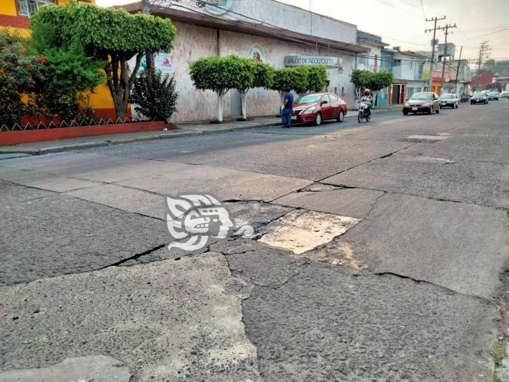 Fugas de agua generan baches en calle Manuel C. Tello de Xalapa; urgen reparación