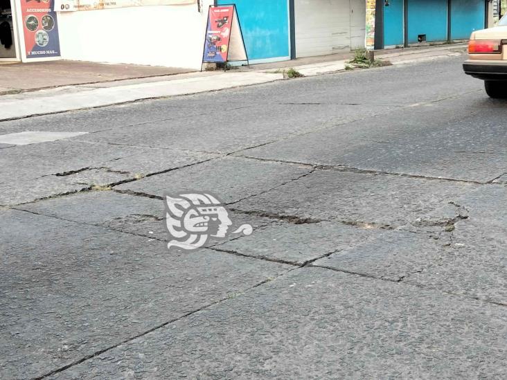 Fugas de agua generan baches en calle Manuel C. Tello de Xalapa; urgen reparación