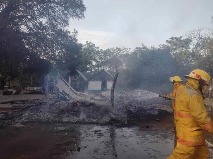 Incendio consume casa de madera y lámina en el municipio de Jamapa