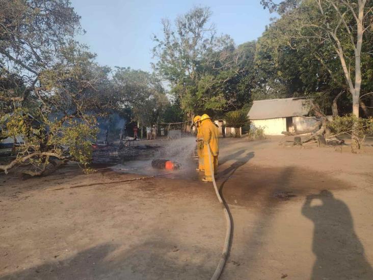 Incendio consume casa de madera y lámina en el municipio de Jamapa