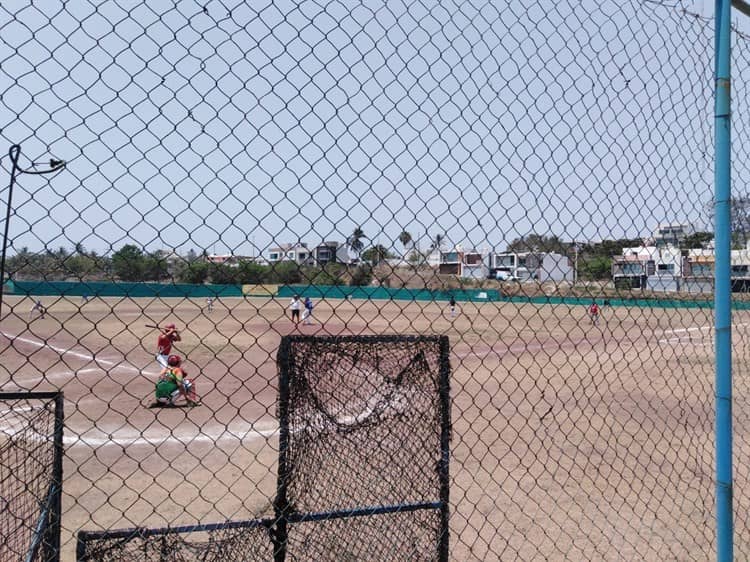 En Boca del Río, 64 jóvenes estudian la prepa y entrenan beisbol en el BTED