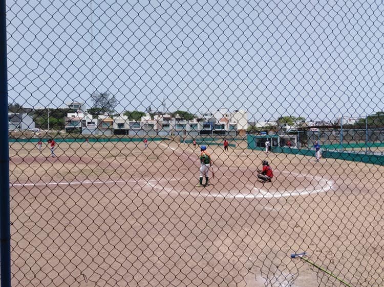 En Boca del Río, 64 jóvenes estudian la prepa y entrenan beisbol en el BTED