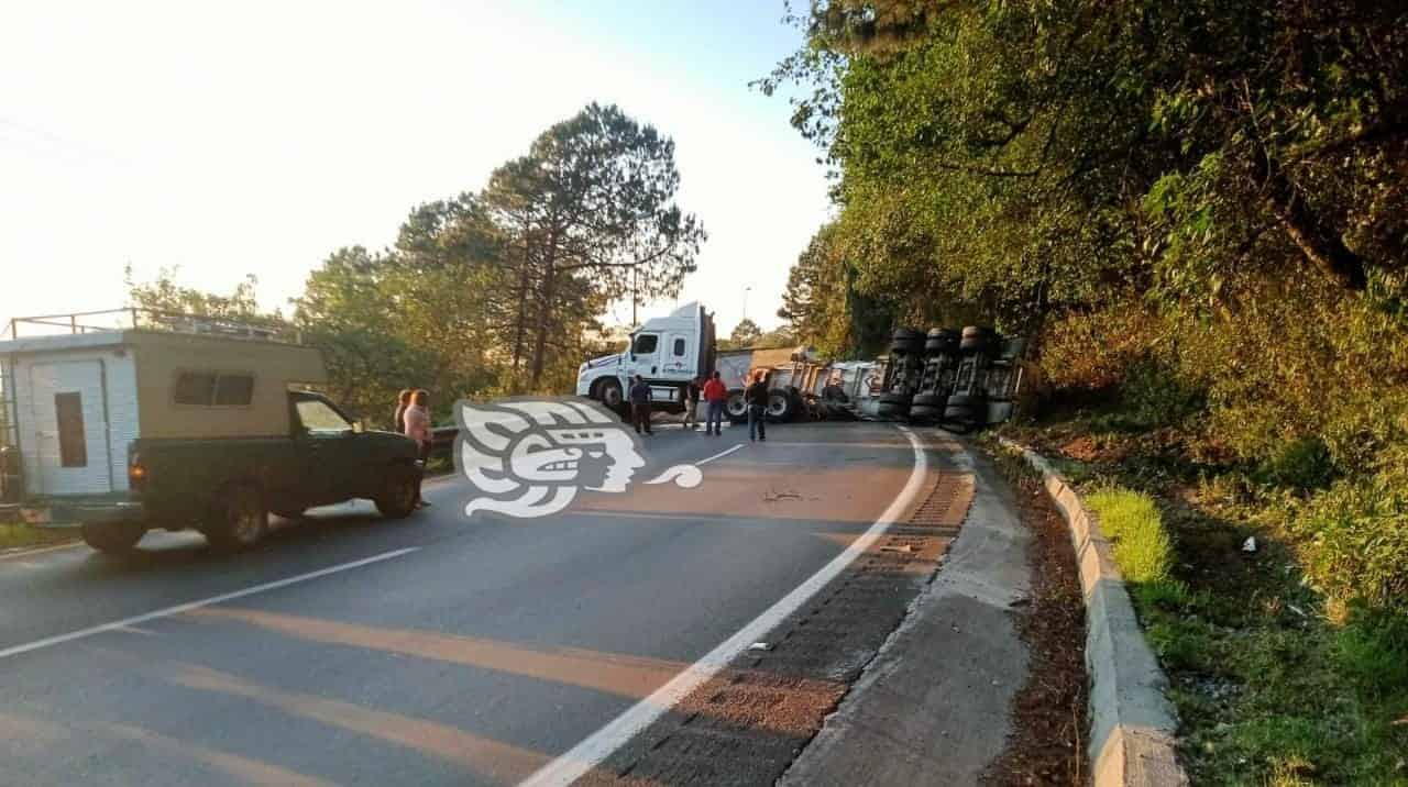 Vuelca Tráiler Sobre La Autopista Orizaba-Puebla