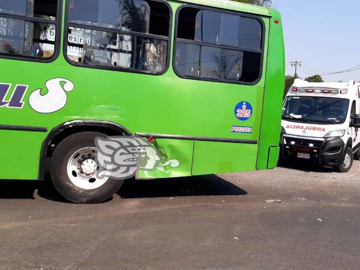 Chocan dos autobuses de pasaje urbano en Las Trancas de Xalapa; reportan 3 lesionados