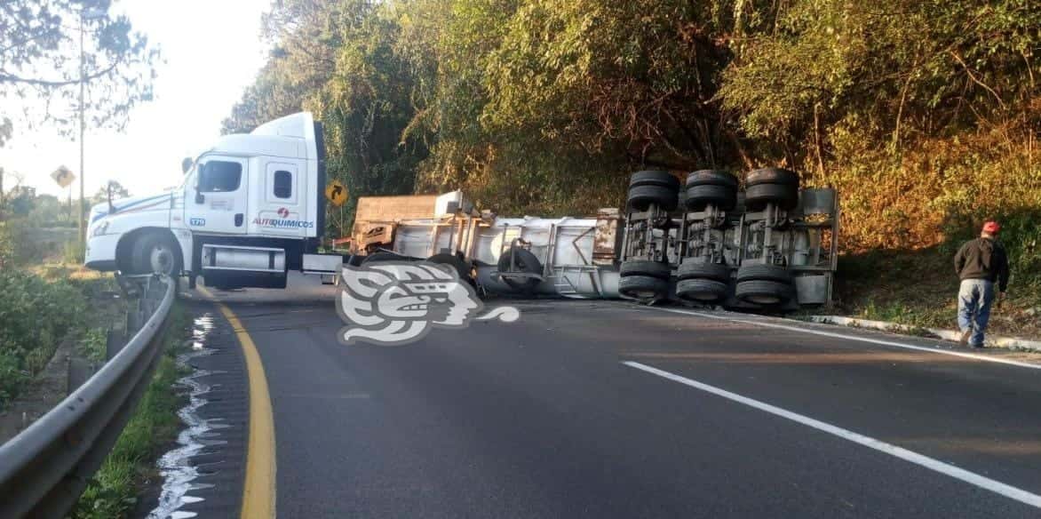 Vuelca Tráiler Sobre La Autopista Orizaba-Puebla