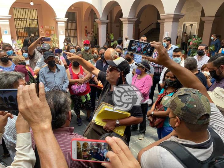 En demanda de obras, colonos bloquean centro de Xalapa