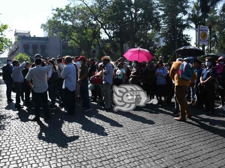 En demanda de obras, colonos bloquean centro de Xalapa