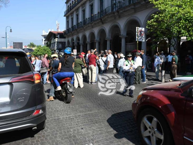 En demanda de obras, colonos bloquean centro de Xalapa