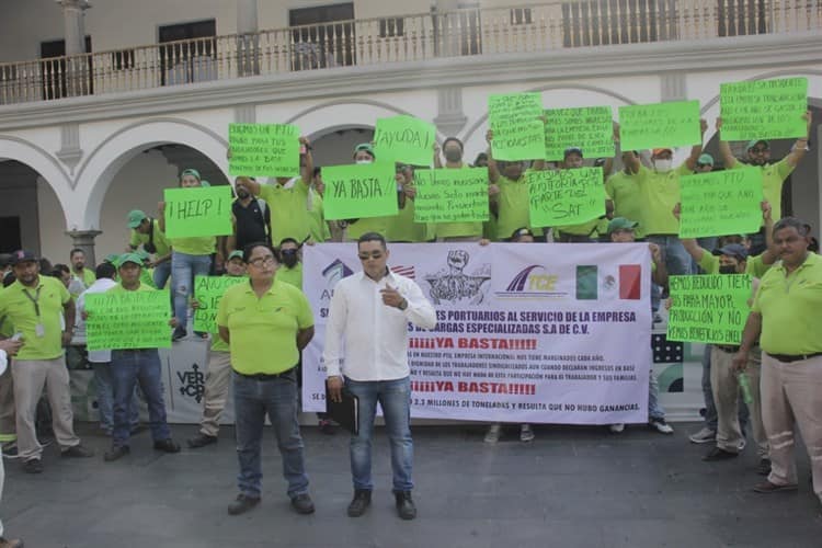 Portuarios se manifiestan contra empresa; exigen reparto de utilidades