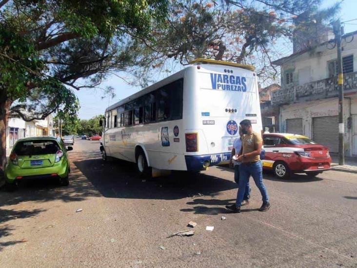 Camioneta intenta ganarle el paso a un camión urbano y se estrella en Veracruz