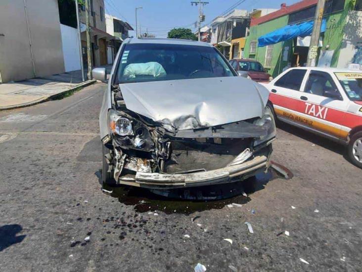 Camioneta intenta ganarle el paso a un camión urbano y se estrella en Veracruz