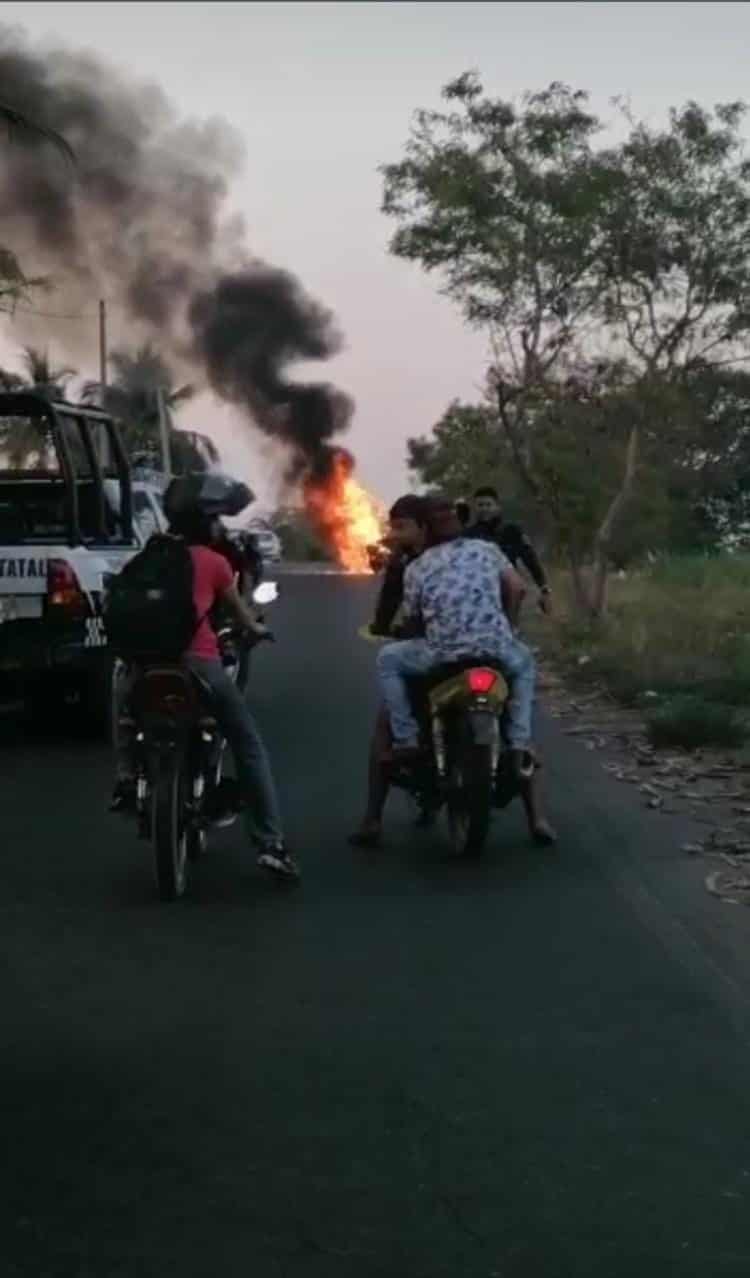 Motocicleta se incendia al presentar una falla mecánica en ciudad Cardel