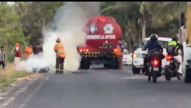 Motocicleta se incendia al presentar una falla mecánica en ciudad Cardel