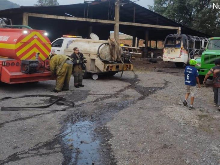 Reducido en cenizas, autobús que se incendió dentro de taller en Mendoza