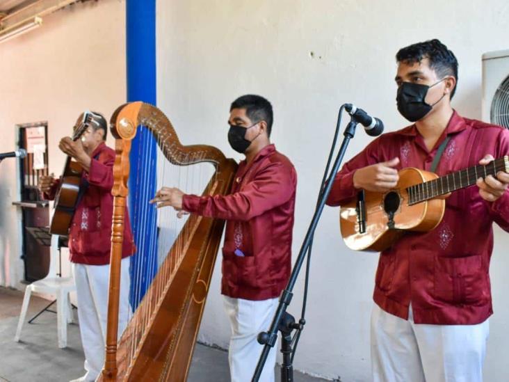 Festejan a mamás policías de Coatzacoalcos