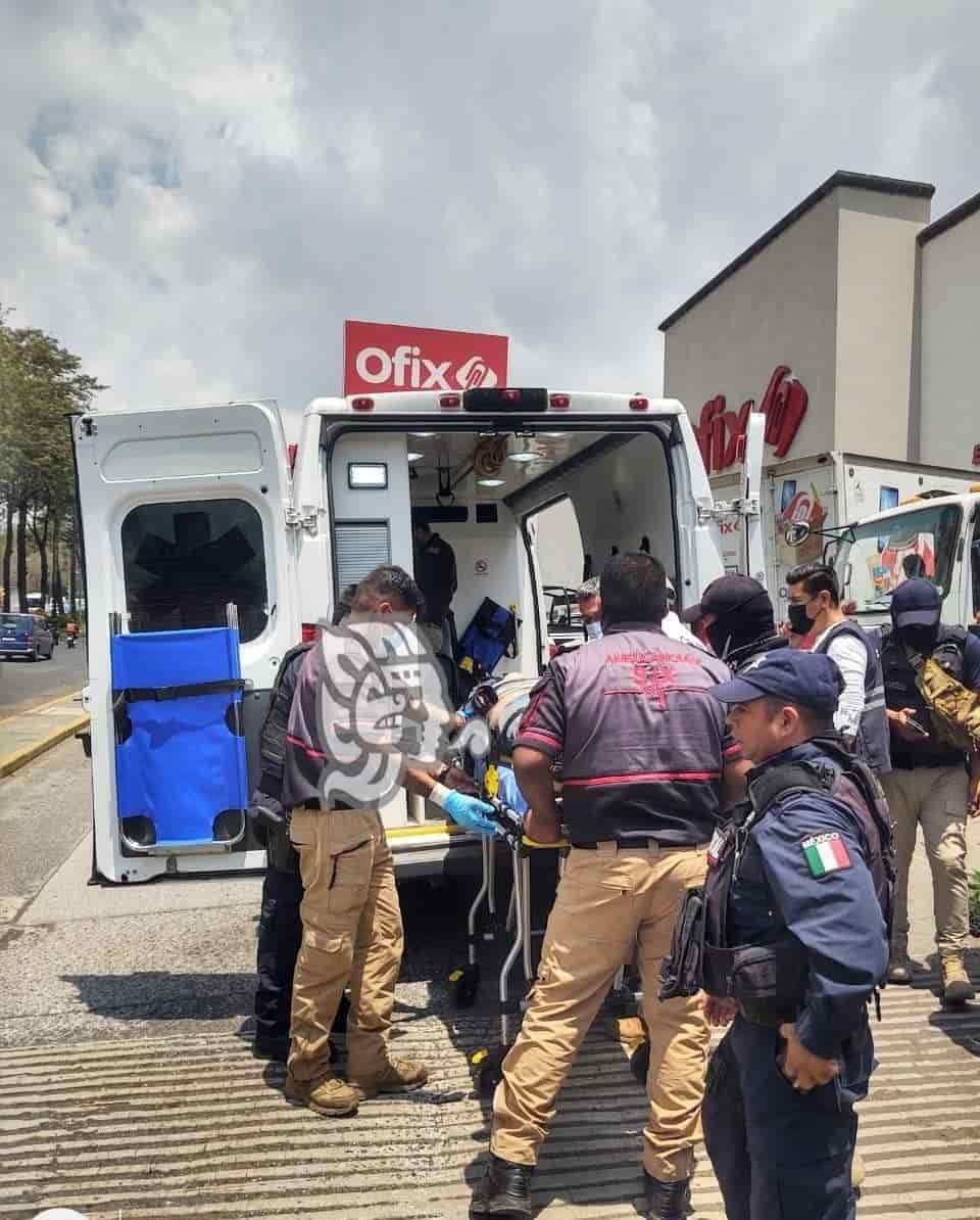 Trabajador cae de gran altura en avenida Lázaro Cárdenas de Xalapa